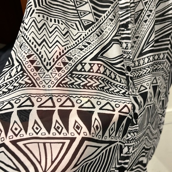 EUC Decree sleeveless button down size XL semi sheer - Picture 4 of 5